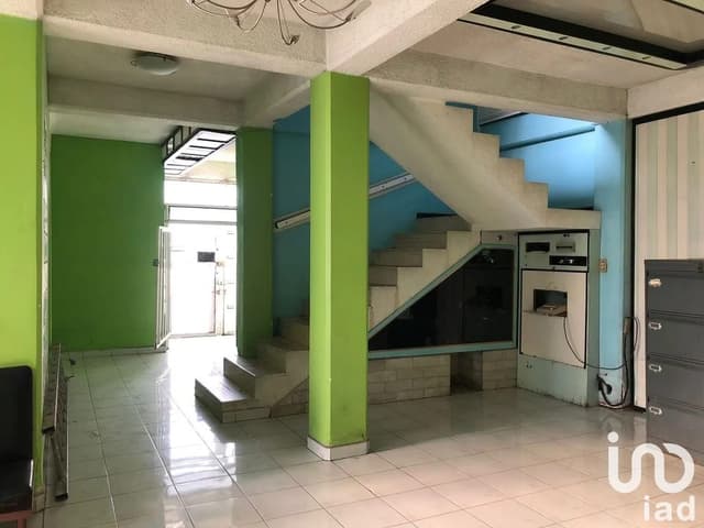 Casa/Edificio en venta en Jardines de Santa Clara, Ideal para Negocio o Hogar