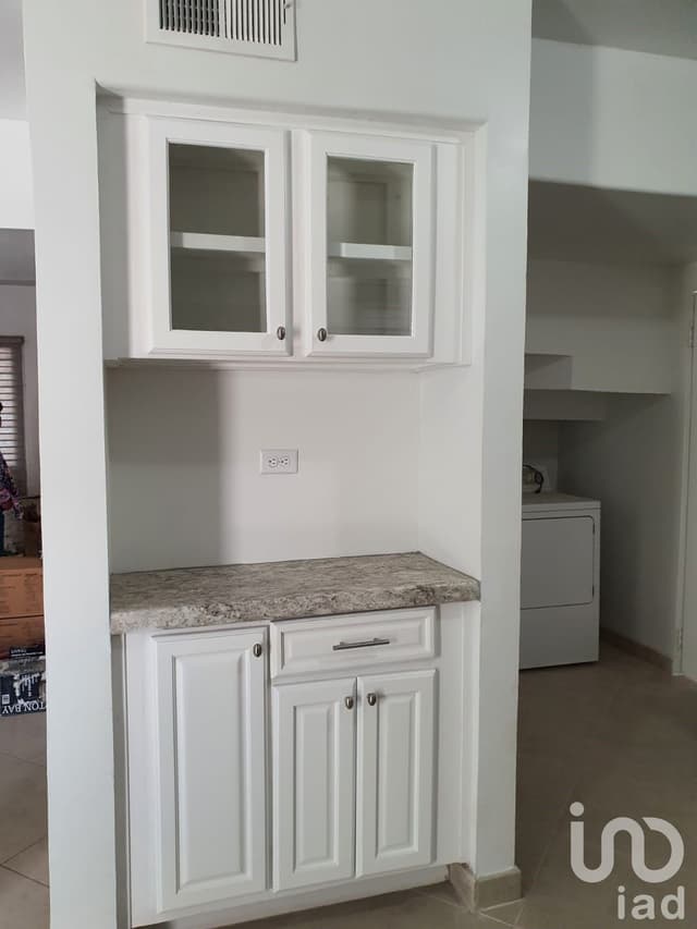 CASA AMUEBLADA EN RENTA EN HACIENDA DEL SOL 3 REC 2.5 BAÑOS POR CENTRO COMERCIAL SENDERO