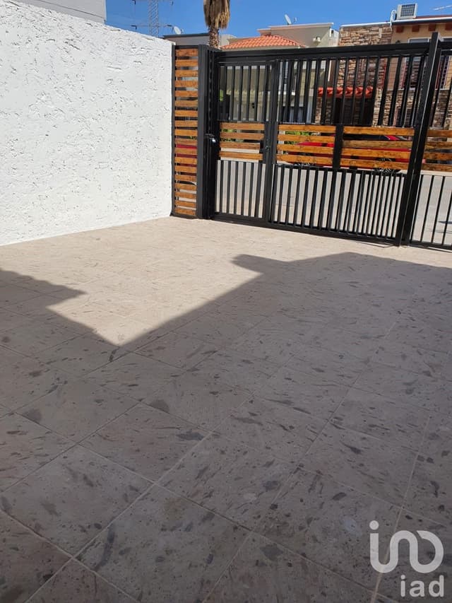 CASA AMUEBLADA EN RENTA EN HACIENDA DEL SOL 3 REC 2.5 BAÑOS POR CENTRO COMERCIAL SENDERO
