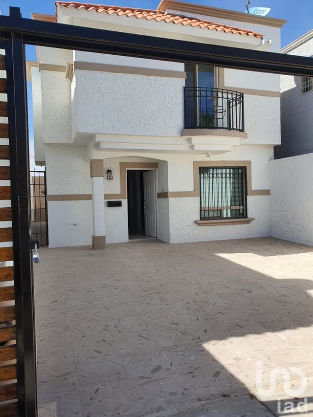 CASA AMUEBLADA EN RENTA EN HACIENDA DEL SOL 3 REC 2.5 BAÑOS POR CENTRO COMERCIAL SENDERO