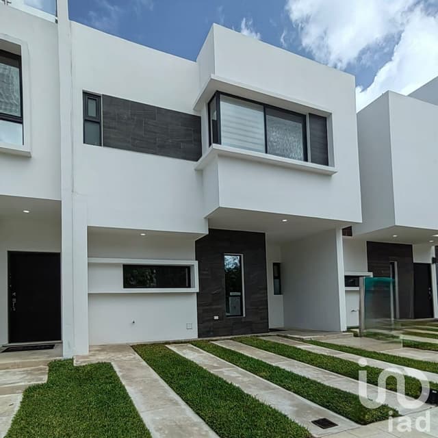 CASA EN VENTA EN CANCUN - AV. HUAYACAN VESEL