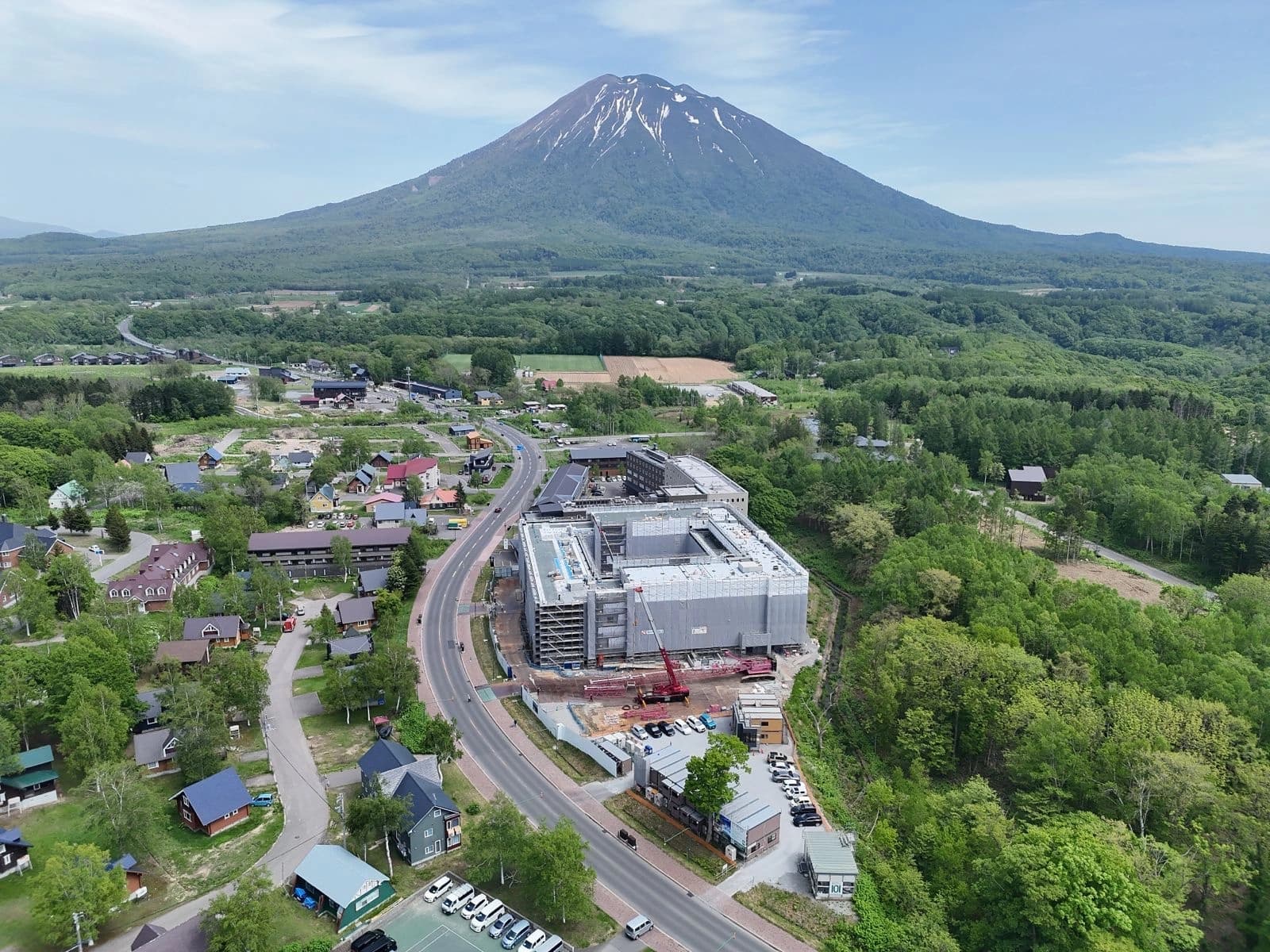 Vista aerea del avance de obra de Hotel101 Niseko con Mount Yotei al fondo